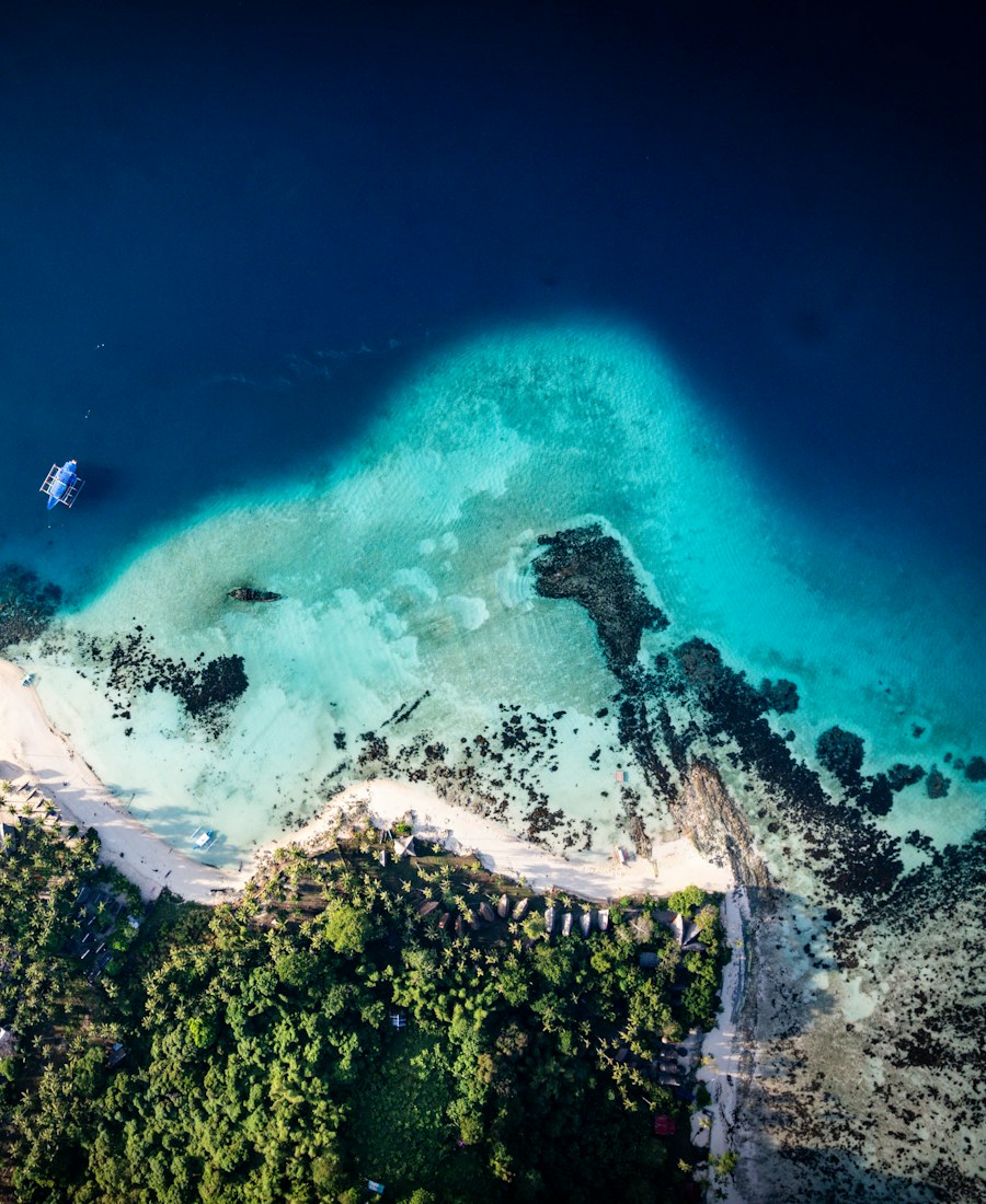 Vue aérienne d’une île bordée d’eaux turquoise